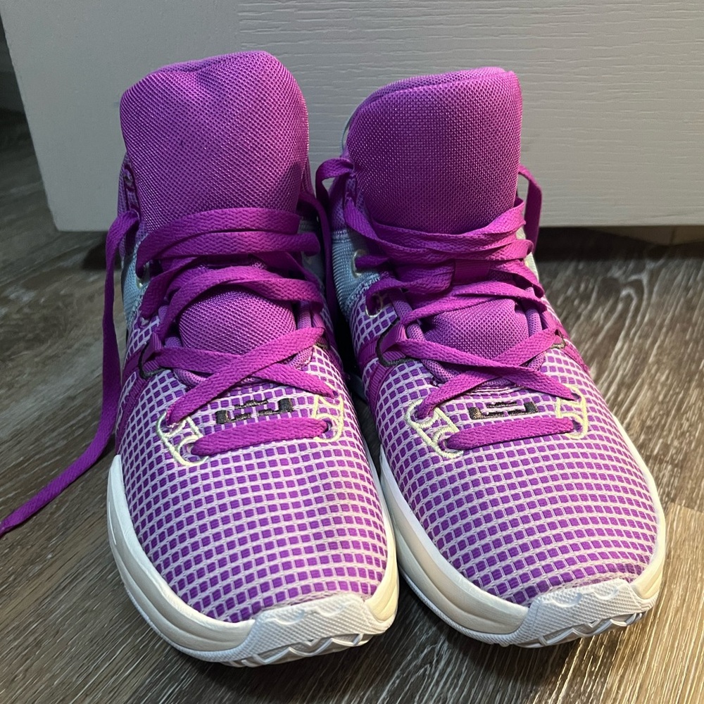 LEBRON WITNESS VII